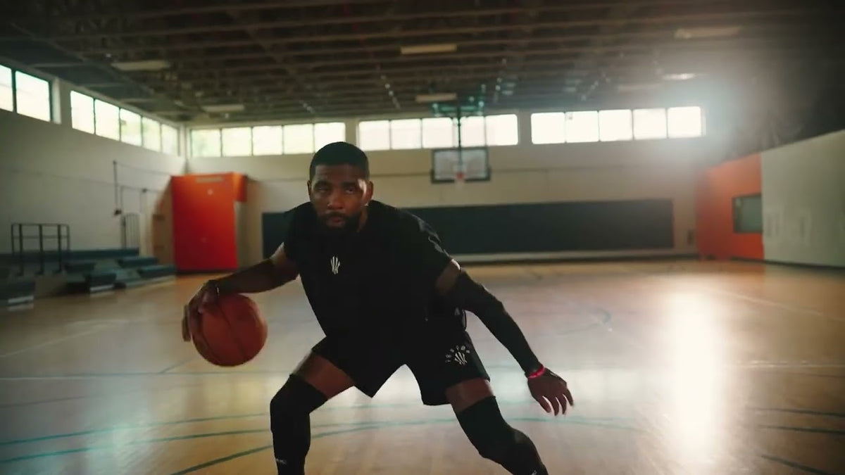 Kyrie Irving u McDavid zaštitnoj opremi